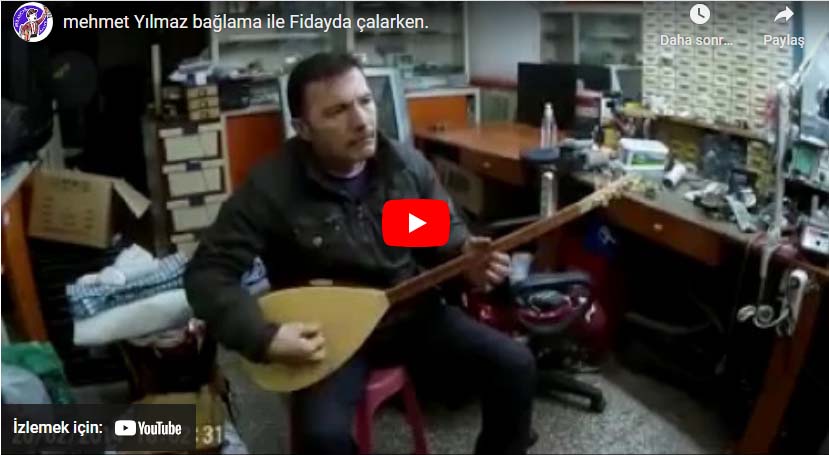Mehmet Yılmaz bağlama ile Fidayda çalarken