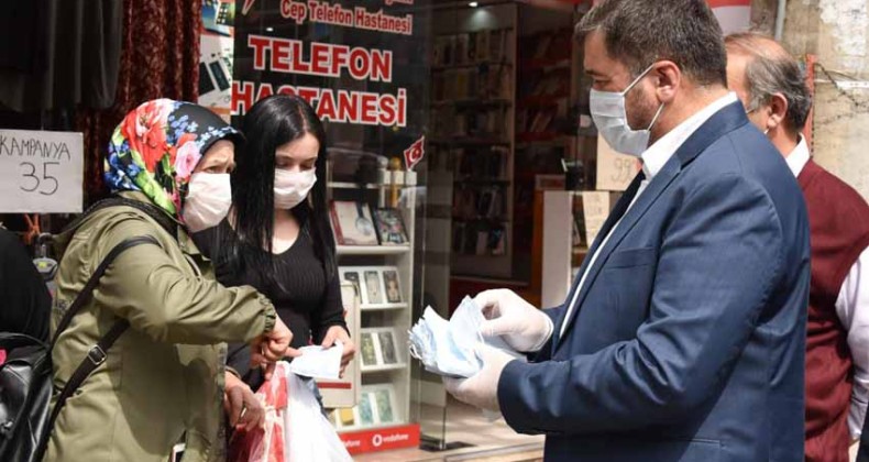 Başkan Şenlikoğlu ücretsiz maske dağıttı