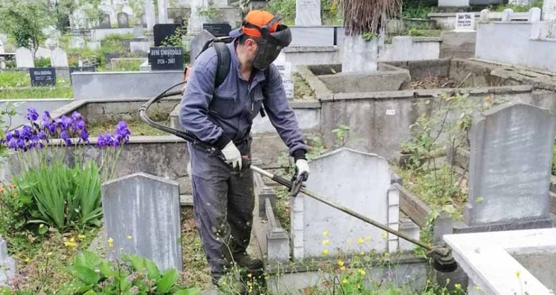 Giresun Belediyesi Mezarlıklarda temizlik ve bakım yapıyor