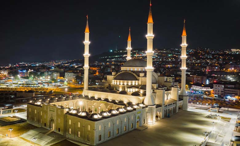 Doğu Karadeniz’in En Büyük Camisi İbadete Açıldı