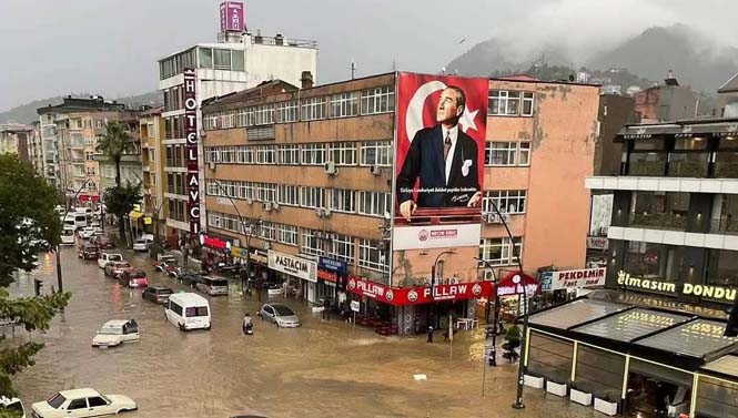 Bulancak’ta Sağanak Yağış Hayatı Felç Etti