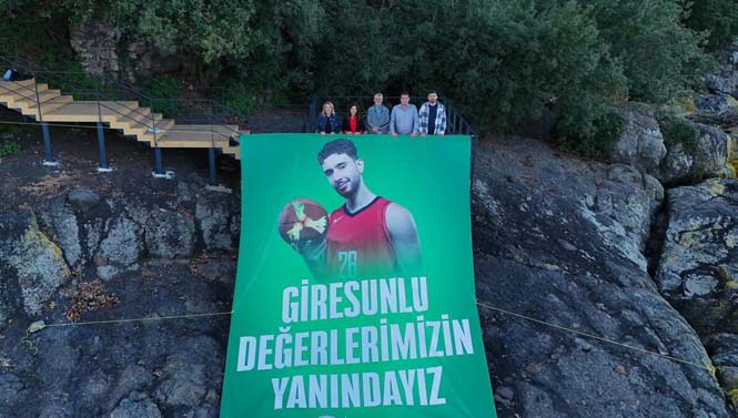 Şengün İçin Ada’da Pankart Açıldı